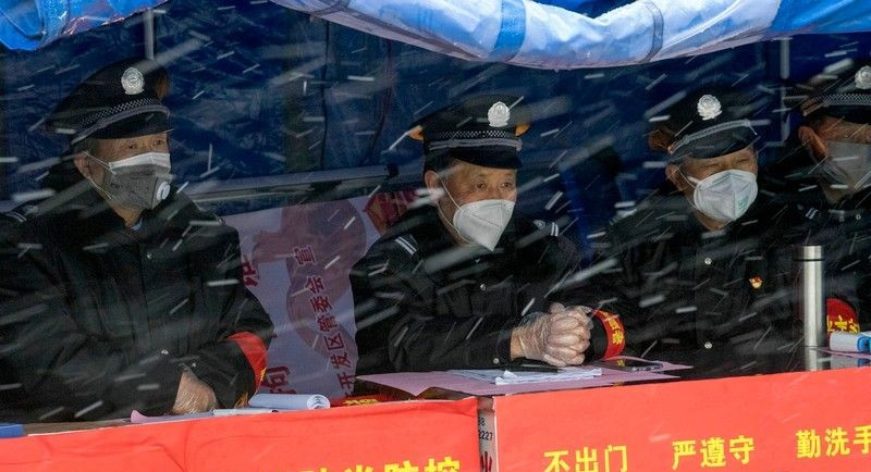 保安大叔，雪中門神.jpg